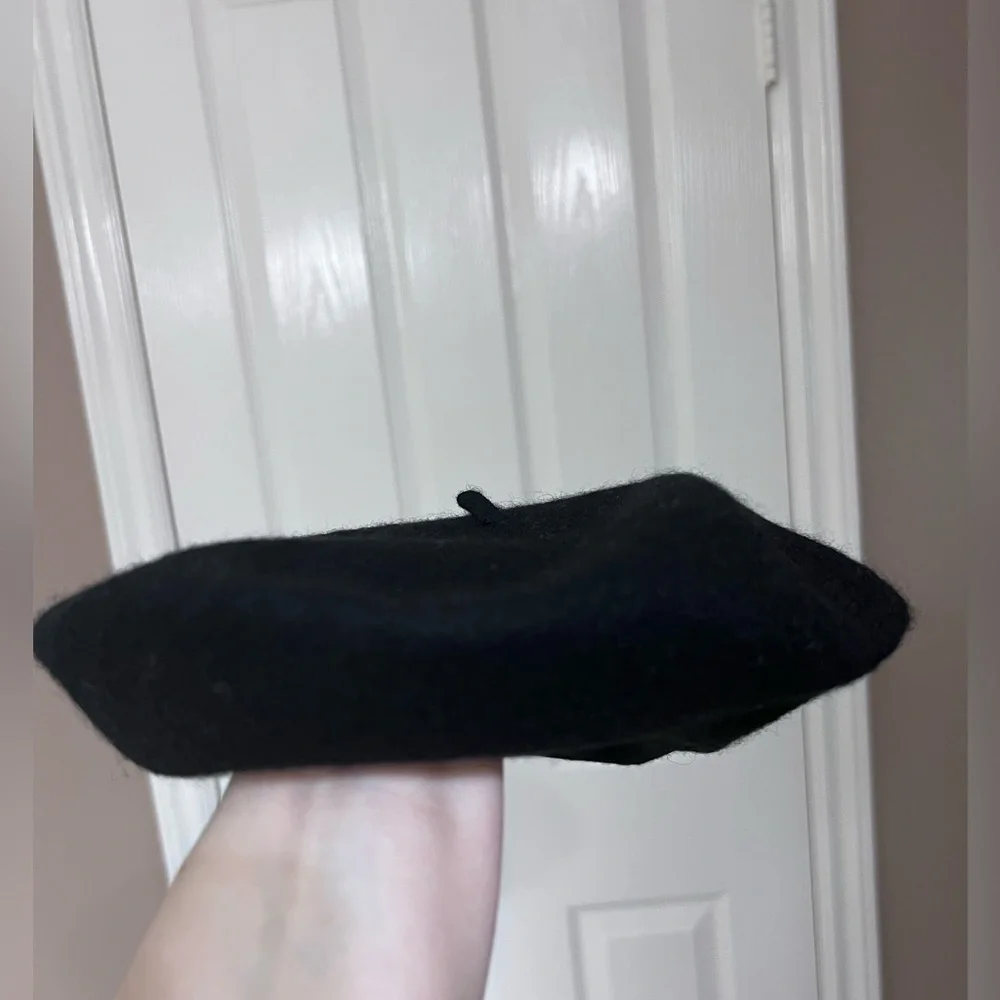 Classic Black Beret - Picture 2 of 2